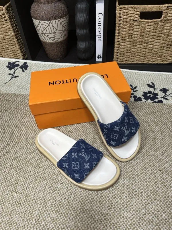 P320💰[New model] Long-term availability, 2025 new model, couple model [LOUlS VUlTTON] comes with drawer box, bag, card, invoice "Louis Vuitton ~ unique modern sandals. 》LV counter purchasing 🏃Men's and women's casual slippers, sold at the same time at the counter, the original old flower material upper is soft and comfortable, (refuses to discolor and rub the feet) sole: original factory special combination original sole, code number: 35--46 4 multiple colors 🉑️ to choose from